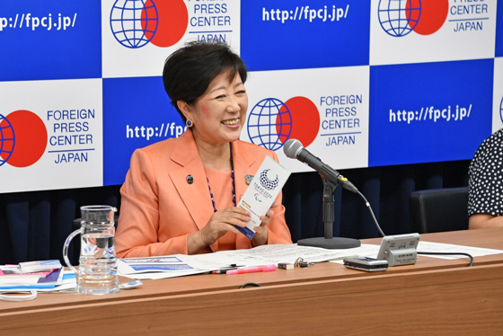 プレス・ブリーフィングでの小池知事の写真1