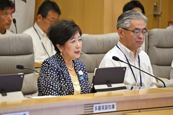 東京都防災会議での小池知事の写真