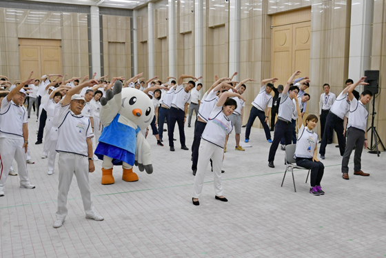 参加者の皆さんとラジオ体操をする小池知事の写真