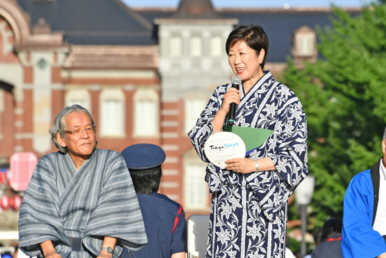 「丸の内 de 打ち水」で挨拶をする小池知事の写真