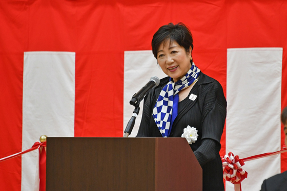 東京都障害者総合スポーツセンター開所式で挨拶をする小池知事の写真
