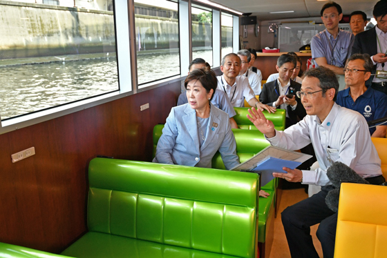 舟運による社会実験を視察する小池知事の写真1