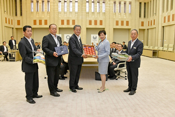 小池知事とJA会津よつば代表理事組合長及び会津管内市町村長の皆様の写真1