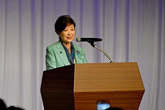 選手団団長セミナー都主催レセプションにて挨拶する小池知事の写真