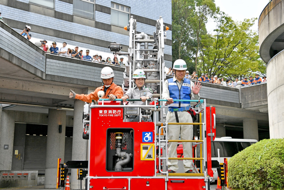 東京都及び多摩市による合同総合防災訓練の写真1