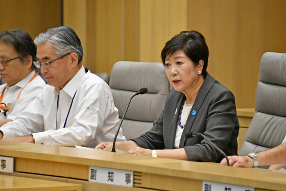 庁議にて訓示を述べる小池知事の写真