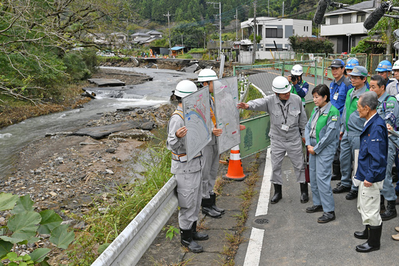 令和元年台風第19号に係る知事視察の写真1