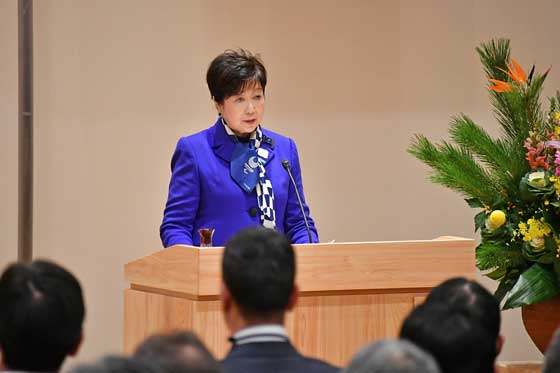 新年の挨拶をする小池知事の写真