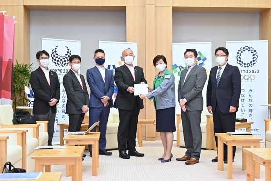 UAゼンセン東京都支部長と小池知事との面会の写真