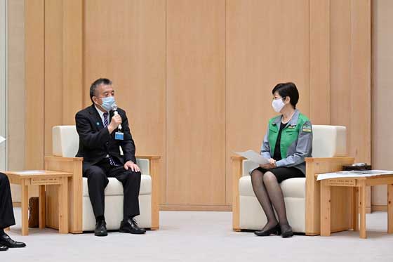 全国旅行業協会東京都支部長と小池知事との面会の写真1