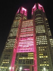 ピンクにライトアップした都庁舎の写真